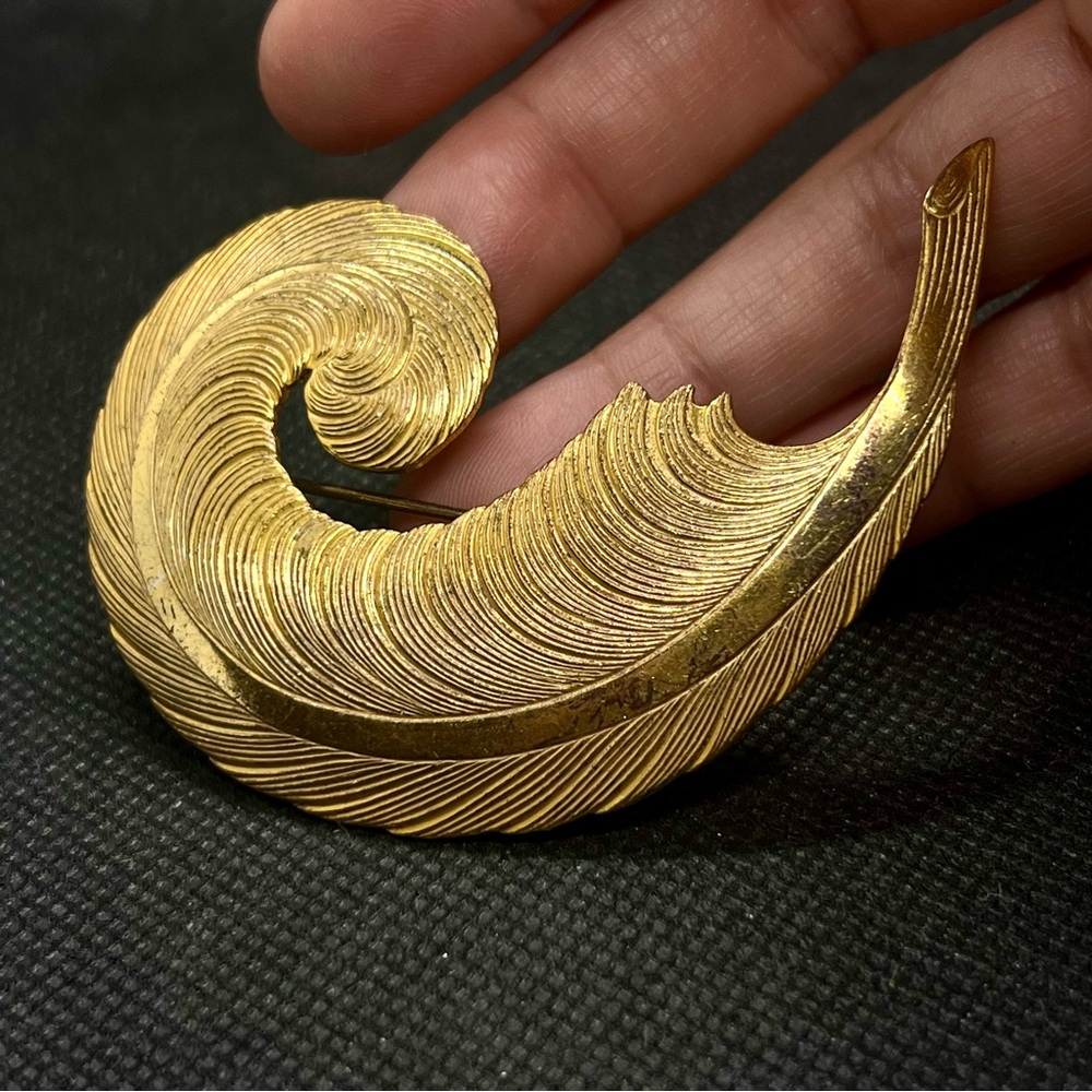 Vintage MIRIAM HASKELL Etched Gold Tone Feather Brooch Pin Jewelry